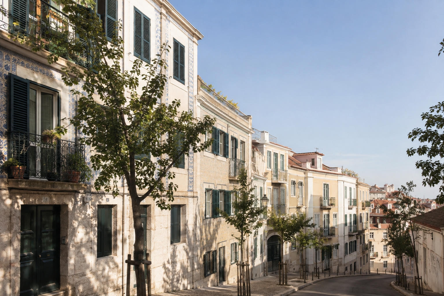 Cena ilustrada de uma rua residencial de Lisboa com fachadas claras e portadas verdes